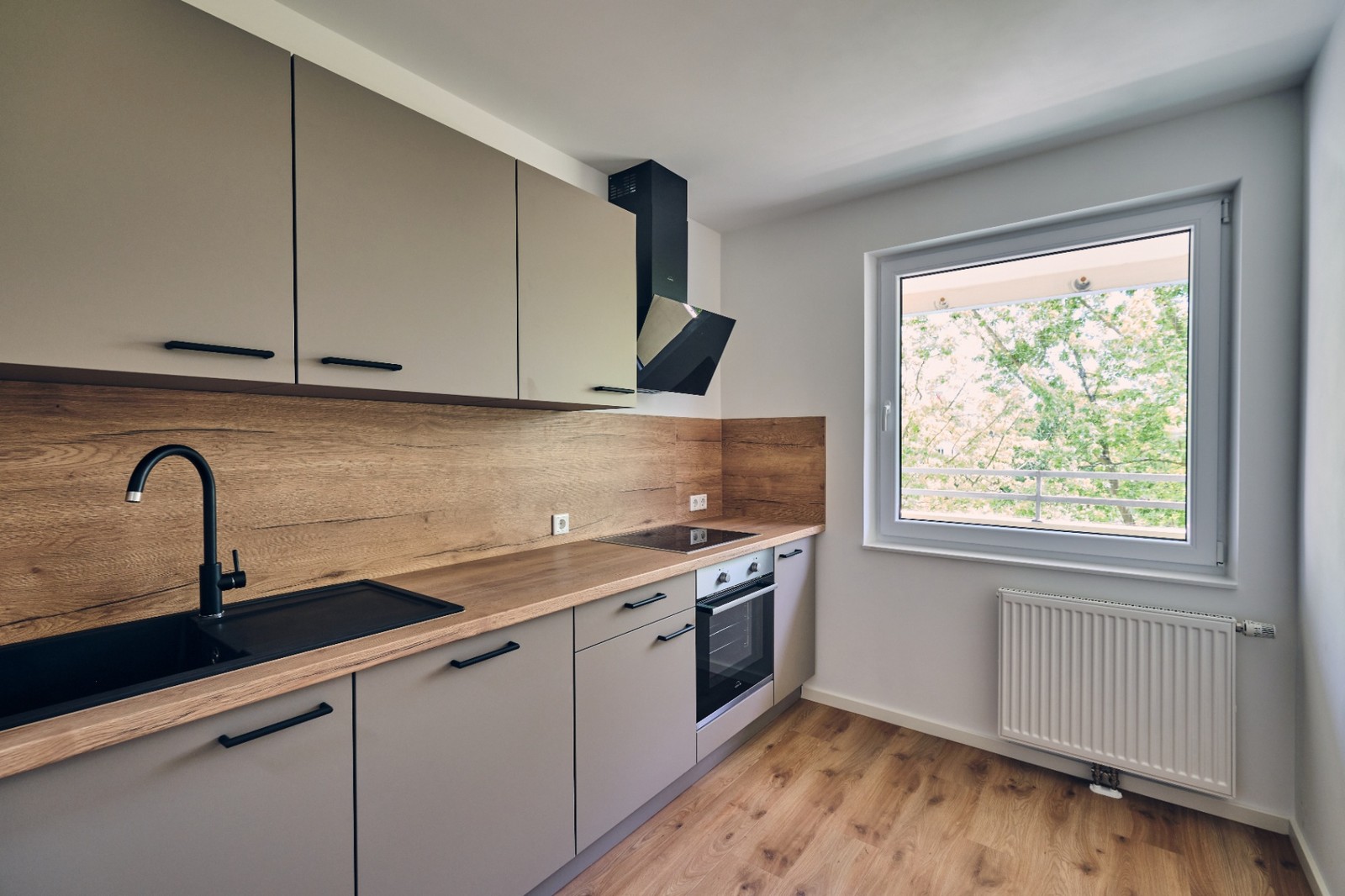 Fertig sanierte Wohnung mit moderner Einbauküche und Holz-Arbeitsplatte